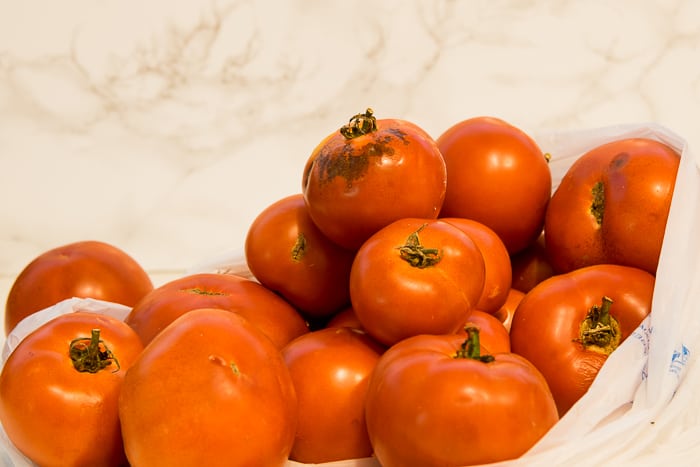 Picture of diferent size tomatoes