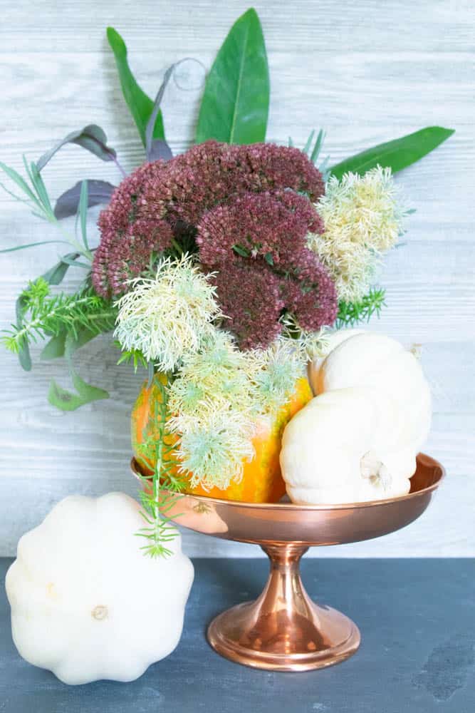 easy diy fall pumpkins decor ideas, floral arrangement in a small pumpkin