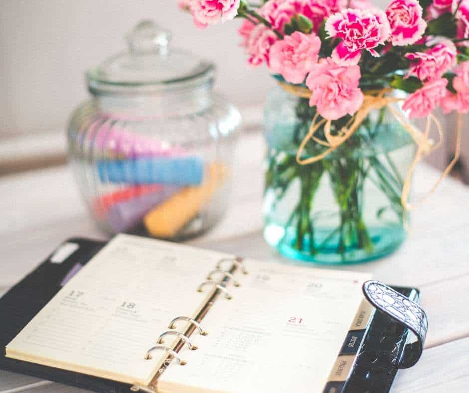 image of calendar and flower vase